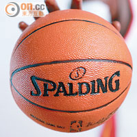附送Spalding磁石籃球，換上磁石手後便能吸實。