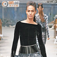 黑色絲絨貼身top下配的半截短裙是用上metallic物料縫合而成，富cyber味。