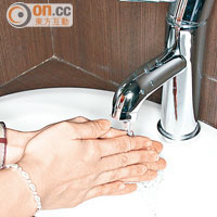 每次佩戴隱形眼鏡前，應把雙手洗淨並抹乾。