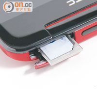 SIM卡及記憶卡槽設於機頂，要拆開保護蓋先換到。
