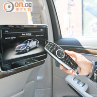 前座椅背設高解像屏幕，透過綜合遙控器控制全車各項設備。