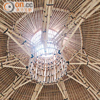 大堂的天花，由竹竿砌成，充滿大自然氣息。