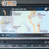 中控台的彩色顯示屏，可載入導航系統。