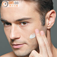防曬乳不可以直接接觸面部，要先塗於掌心，再慢慢均勻地於面部推開。