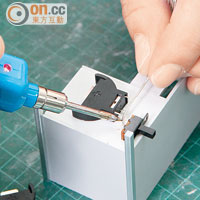 為模型加裝電池開關及電線，增添着燈或郁動效果。