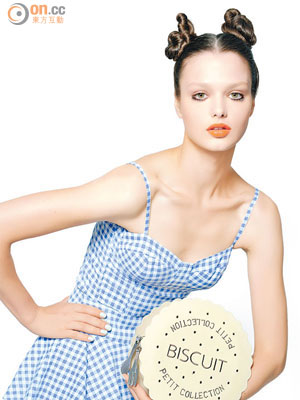 titty&Co.藍白色格仔吊帶背心 $580（c）<br>titty&Co.藍白色格仔裙褲 $699（c）<br>餅乾手提包 $459（a）