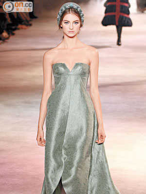 Bustier dress用上bias-cut設計，令裙襬營造出富流線效果，高貴美麗。
