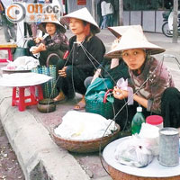 每個朝聖民眾，都懷着興奮心情上路去。