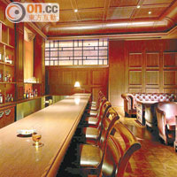 酒店內有10家餐廳，包括當年開業時已有的酒吧Oak。
