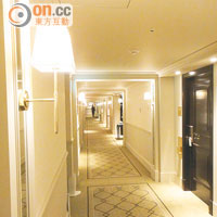 由於車站長300多米，故酒店的另一特色就是其超長走廊。