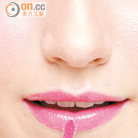 在唇中央塗上桃紅色唇彩，營造充滿通透感的水潤唇妝。