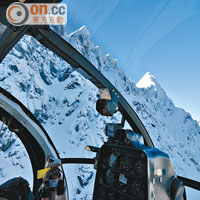 Paul從事直升機機師多年，對周圍雪山的地勢瞭如指掌。