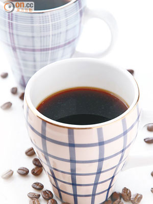 進行消耗體能的活動時，不宜選擇含咖啡因的飲料，否則會加速水分流失。