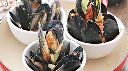 Marinere Mussels （a）<br>青口雖然是澳洲貨，但仍然大隻肥美， 以白酒煮就最傳統美味，加上新鮮的香草和蒜蓉，更能吊出青口的鮮甜味。