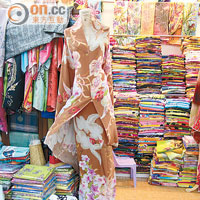 在乾貨區內有各種傳統手工藝品，如蠟染花布、絲綢製品等，價廉物美。