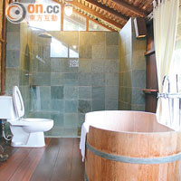 浴室充滿現代感，設有一個浸浴大木桶，旁邊的落地玻璃更可讓你邊浸泡泡浴邊欣賞窗外風光。