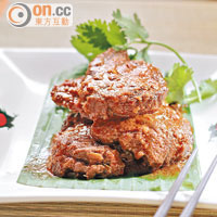 巴東牛肉 $98<br>巴東牛肉本是印尼菜式，但在星馬也頗受歡迎，店主特別選用牛(月展)，用20多種香料製成的乾咖喱燜成個鐘，肉厚軟腍，甜中帶辣。 