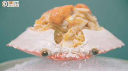Flower Crab, Mitsuba, Uni $290 選用本地花蟹，煮熟後拆肉，再與青檸汁、三葉芹、酢橘皮、北海道海膽等拌勻，一口嘗盡鮮味。