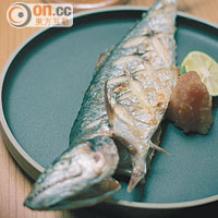 Roasted Spanish Mackerel, Sudachi, Daikon $150 噴上清酒才燒的鯖魚，上桌時香氣襲人，附上那來自德島縣的酢橘擠汁，酸味比檸檬更甚，蘸些混入醬油的大根蓉更傳神。