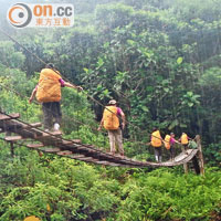 9位中學生每天在雨林內徒步8小時，面對風吹雨打、涉溪過澗，絕對是體力、意志的考驗。