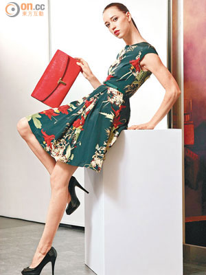 墨綠色Floral Print連身裙$2,750<BR>紅色Clutch$1,250