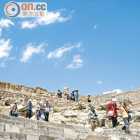 杜加古城的建材，有些是用當地石材，不像在歐洲，全採用大理石或花崗岩。