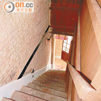 作為一幢戰前樓宇，當中的建築元素和物料，如地磚、木樓梯等都有其保留價值。