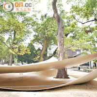 著名建築師西澤立衛的作品，讓人可以享受樹下陰涼的公共空間。