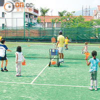 網球班是大熱課程之一，深受家長及小朋友歡迎。