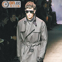 Salvatore Ferragamo推出帶有鬆身的trench coat。