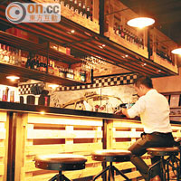 酒吧枱以舊式木箱為設計概念，型格之餘又能營造出不拘小節的氛圍。