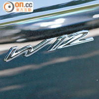 車側加上「W12」的飾牌，凸顯高性能的身份。