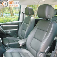 車內座椅全由高級皮革包裹，同時講究對乘客的承托。