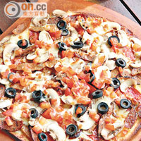 Pizza Number 2 $118　黑橄欖、意大利肉腸，加上大量芝士及新鮮番茄焗製而成的脆口薄餅，令人吃不停口。