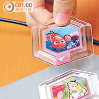 作為解鎖載具和工具的六角形Power Discs，可於Toy Box模式使用。