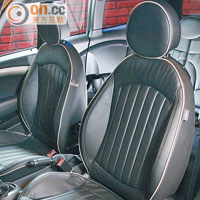 Sports seats擁有很強承托力，乘坐舒適。