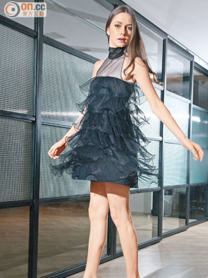 Halter dress　$8,990<br>黑色矮踭芭蕾舞鞋　$2,590