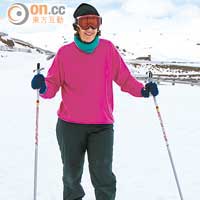 越野滑雪主要在平滑的道路上滑行，最適合一家大細一齊玩。