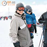當地人滑雪時，甚至會將子女放在背上，讓他們一同感受滑雪的樂趣。