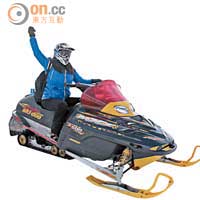 即使沒有駕駛經驗，也可一嘗Snowmobile，在雪地奔馳。