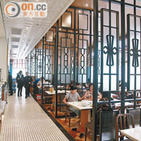 以60、70年代作設計藍本的餐廳，很有舊式茶居的格局。