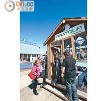 烏斯懷亞是世界最南的城市，海邊的小木屋都是獨立小型旅遊公司，等不到割喉南極旅行團，也可以參加小島企鵝觀賞團。