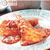京燒大明蝦<br>巨型虎蝦配上以傳統酒釀煮成的甜酸汁，味道與口感均十分豐富。