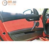 「Design Pure Traction」套件的車廂以黑、橙雙色為主，門壁用上Alcantara物料裝飾。