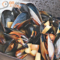 Granny Mussels $198 <br>肥美的澳洲青口用Calvados烈酒和蘋果煮，帶陣陣蘋果清香，比起用忌廉或番茄汁來得精彩和美味。