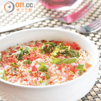 Onion Tomato Raitha $32（c）<br>有點像西式莎莎醬，乳酪的酸香中和了洋葱的辛辣，十分開胃。