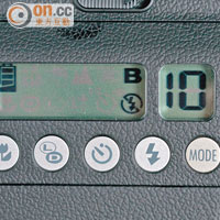 屏幕能顯示電量、剩餘張數和拍攝模式等資訊，「B」字代表B快門。