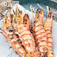 作為海岸城市，怎能沒有海鮮供應？鹽燒大蝦¥300/隻（約HK$23）。