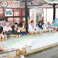 熱海站前有免費足湯，凸顯其溫泉鄉特色。