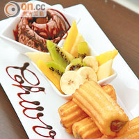 Fruit and Ice Cream Churros $46<BR>外脆內軟小冬甩，有生果解膩和雪糕加持，三重甜滋味。